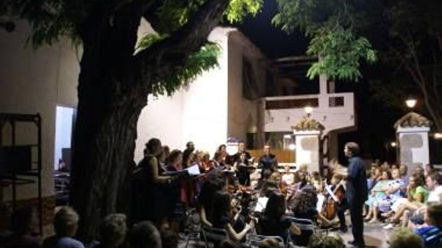 El Cor Carnevale actuó ayer en la ermita del Grao