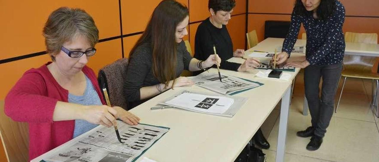 Participantes en el taller de caligrafía china, ayer en el campus de Ourense. // Duvi