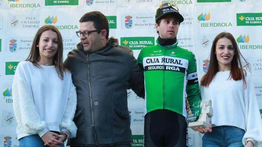 Jorge Bueno, en el podio, junto al alcalde de Muelas del Pan.