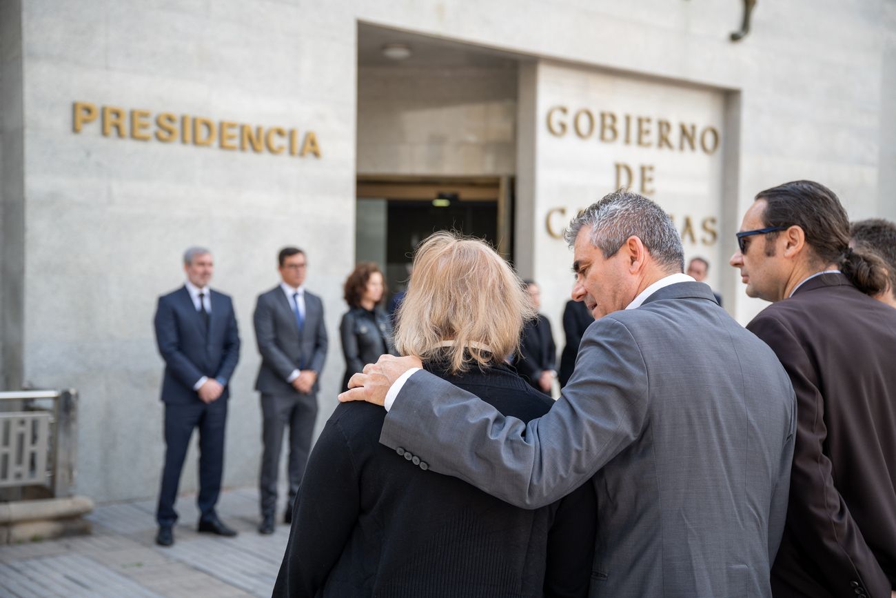 El féretro de Lorenzo Olarte llega a la Presidencia del Gobierno en Las Palmas de Gran Canaria