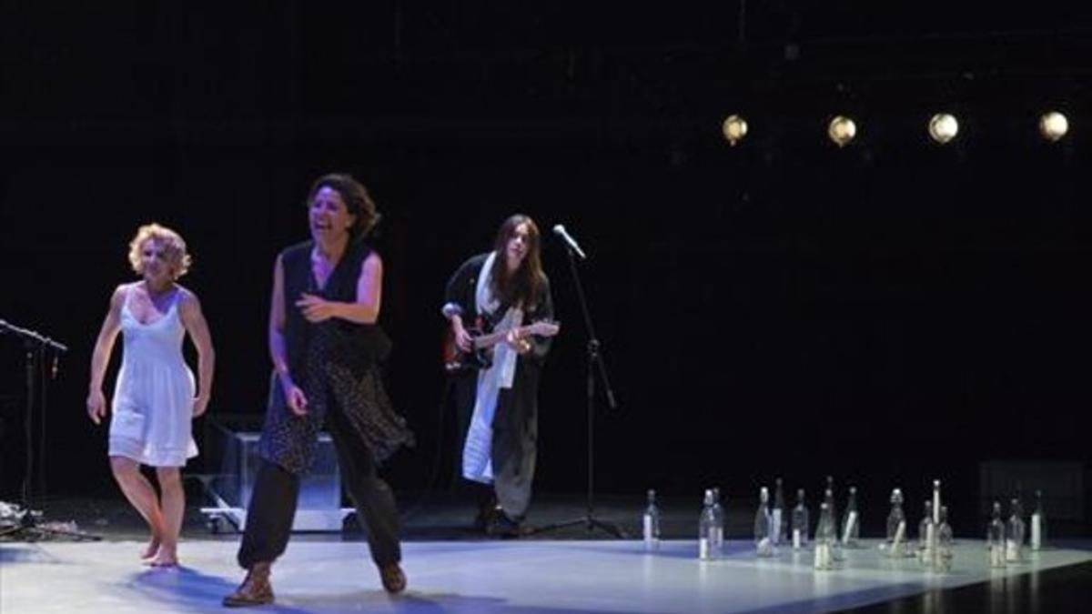 Sol Picó, Míriam Iscla, y Maika Makowski, en una escena de 'Només són dones'.