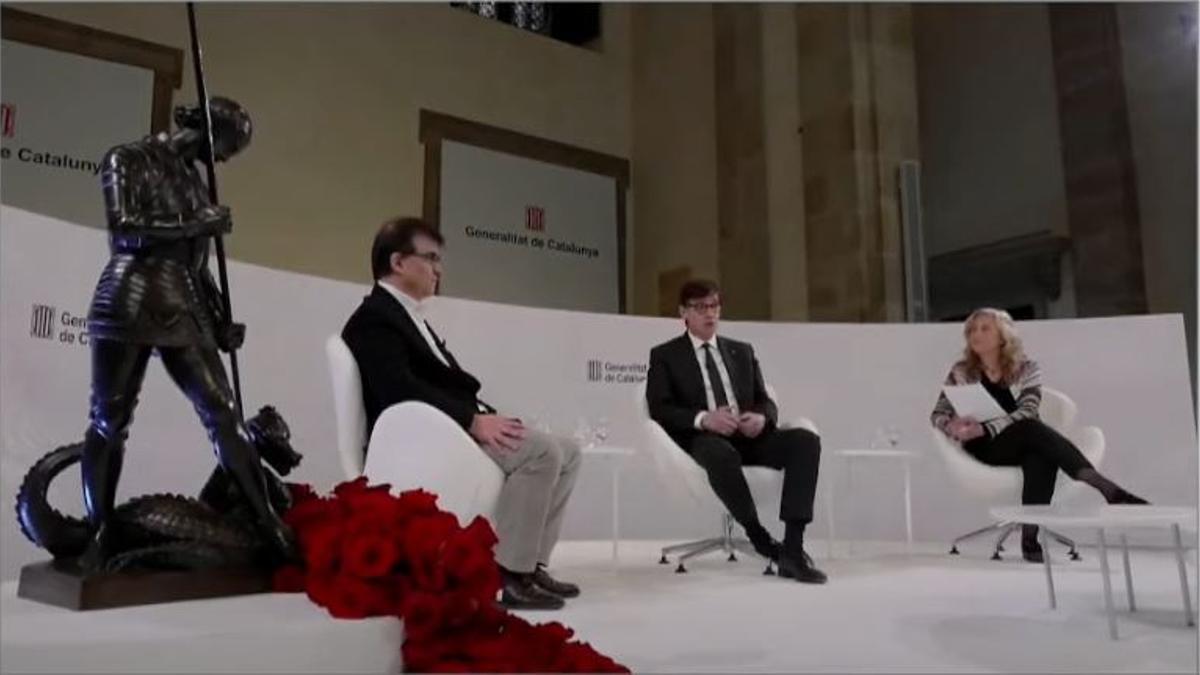 Javier Cercas y Salvador Illa, durante el diálogo de Sant Jordi