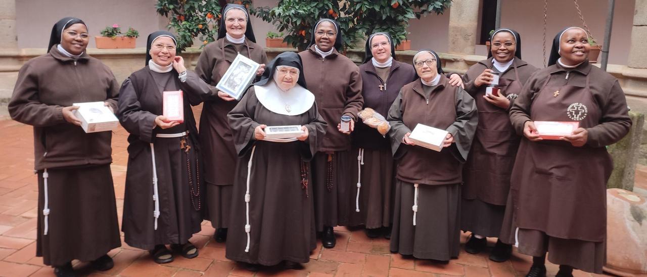 Las nueve monjas de clausura que habitan el convento de Santa Clara de la Columna.