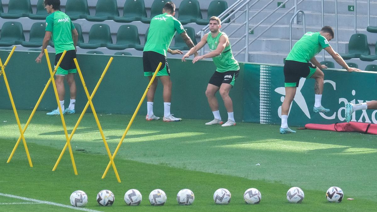 Los jugadores del Elche, durante un entrenamiento