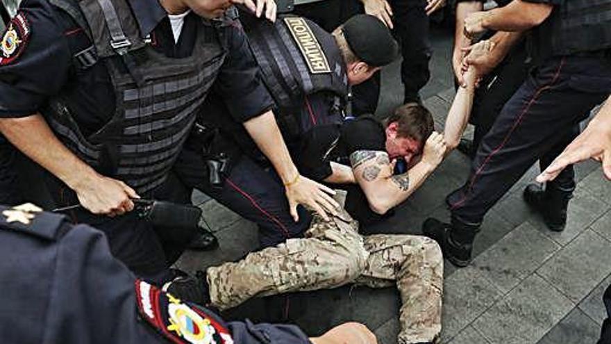 Diversos policies participen en una detenció a Moscou.
