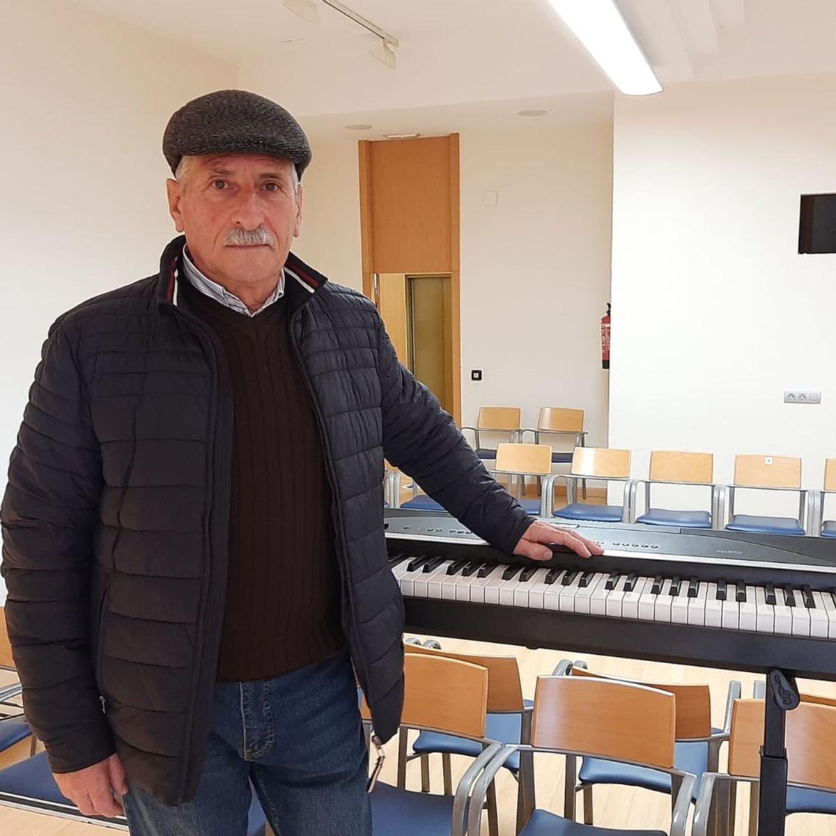 José Antonio Carracedo,  en la sala de la Casa de Cultura de Posada en la que ensayan. | L. P.