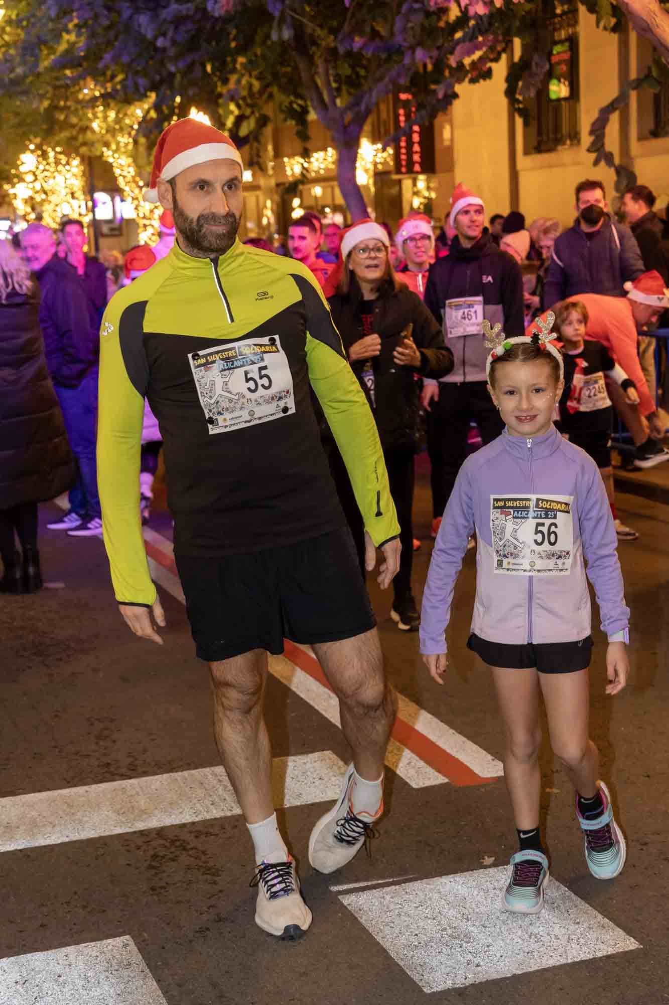 La San Silvestre de Alicante llena de colorido la ciudad