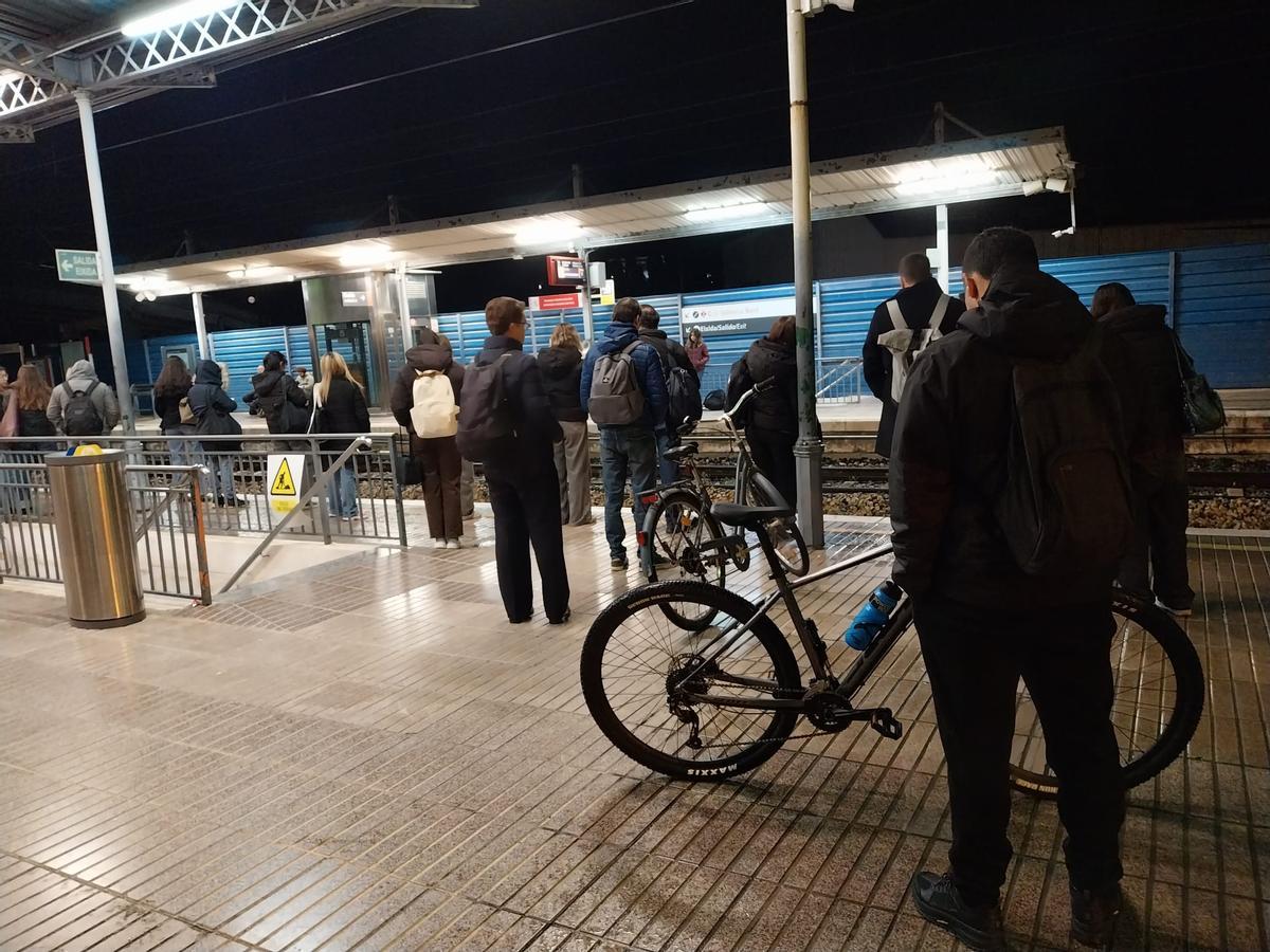 La estación de Alzira repleta de viajeros esta mañana.