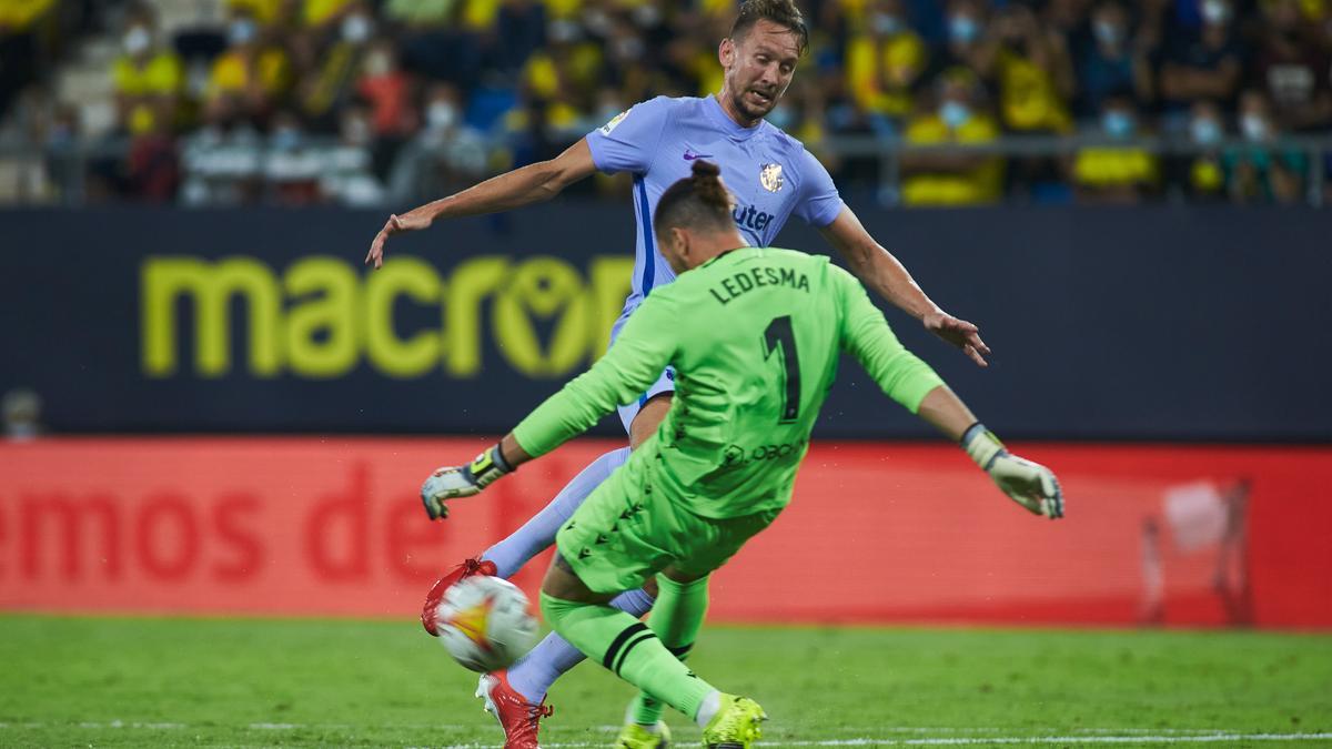 Ledesma despeja ante Luuk de Jong.