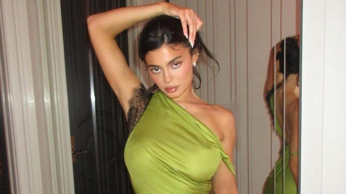 Kylie Jenner confirma su cirugía de pecho aunque desearía no haberlo hecho.