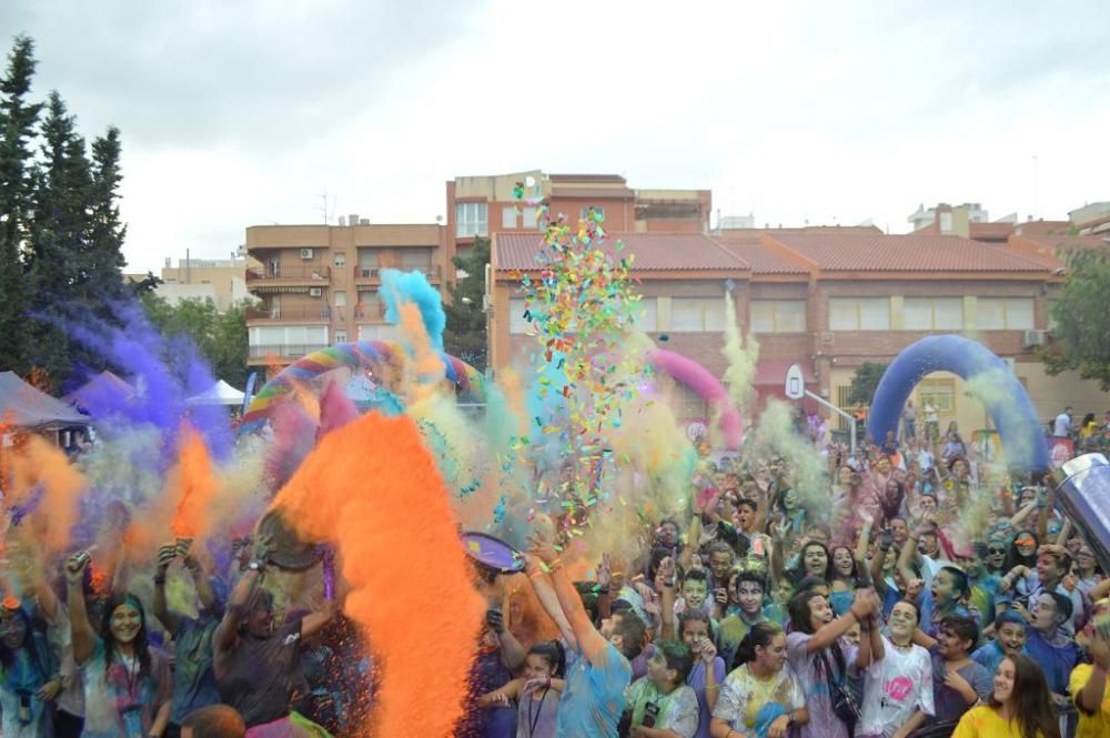 Un millar de personas disfrutan de los ''polvos holi'' en San Pedro