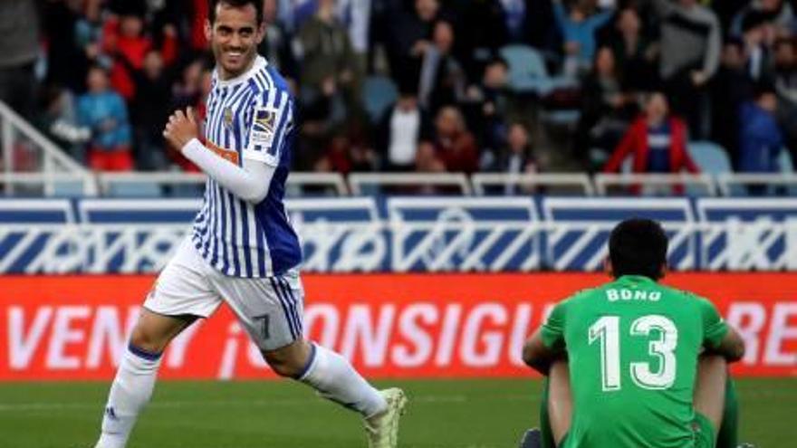 Juanmi celebra el cinquè gol de la Reial davant la tristesa de Bono