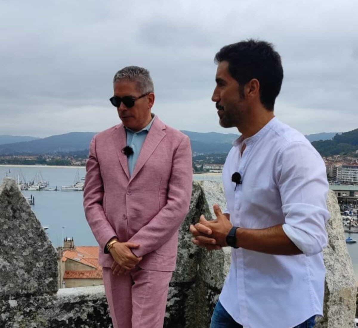 Boris Izaguirre y Rafa Durán durante su paseo por Baiona.