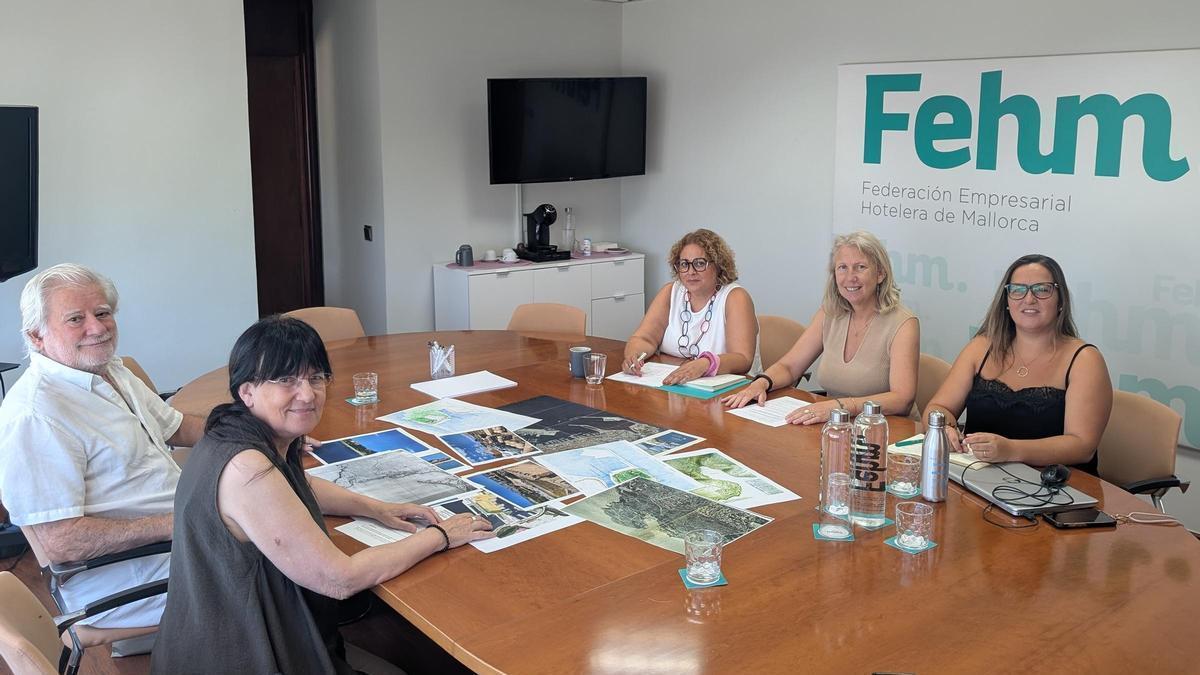Reunión de 'Salvem Portopí' con FEHM.