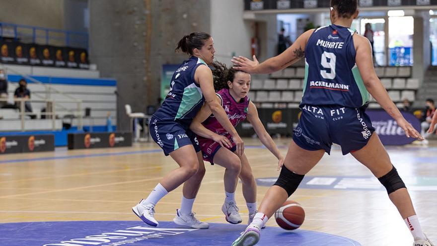 Alicia Morales (Miralvalle) es defendida por una jugadora del Leganés.