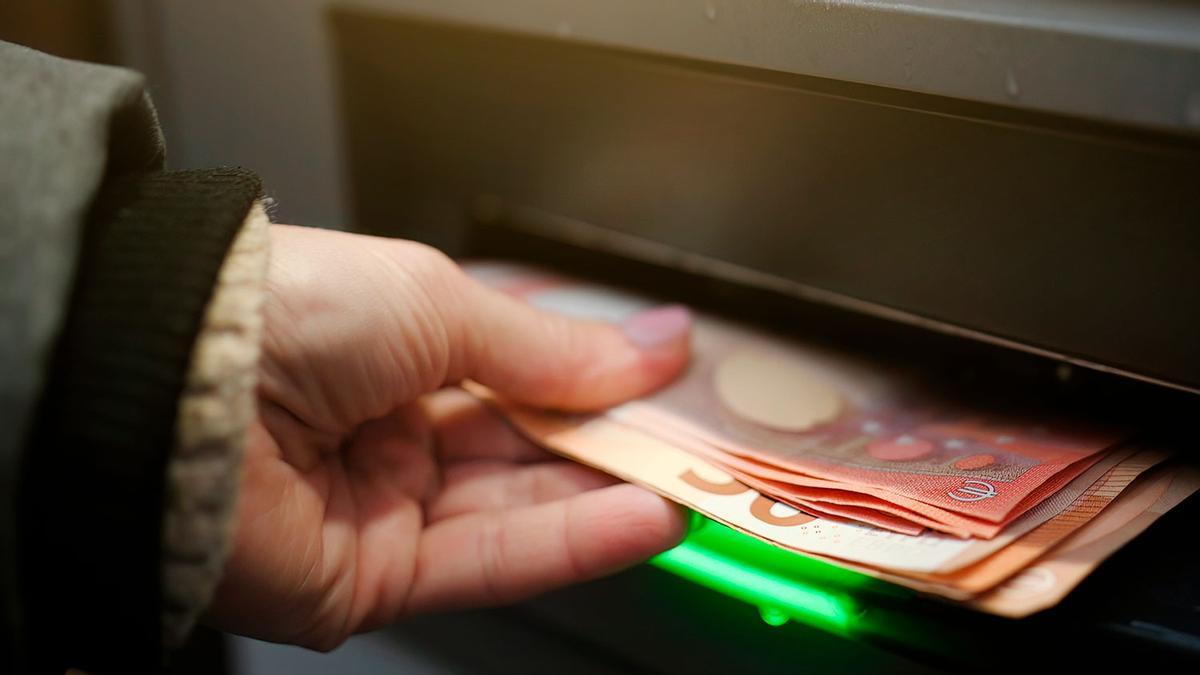 La Agencia Tributaria se pone seria y ya vigila: deja de sacar esta cantidad de dinero del cajero si no quieres ser investigado