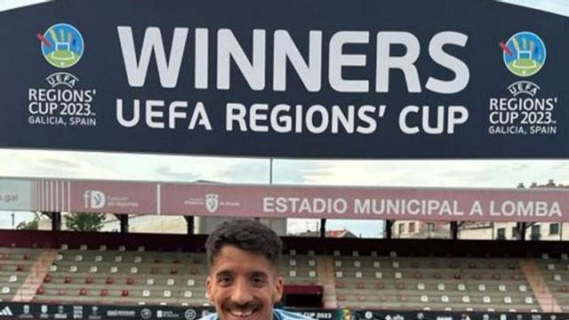 Antonio González posa con la Copa de las Regiones UEFA.