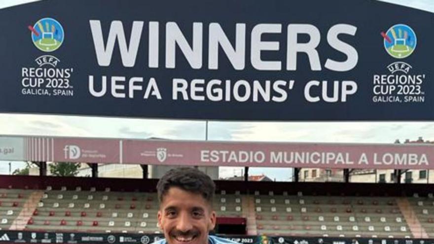 Antonio González posa con la Copa de las Regiones UEFA.