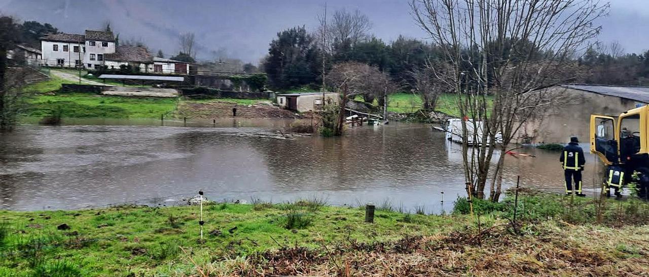 El arroyo Mesa desbordado en el cruce de la carretera que se bifurca hacia La Galguera  y Soberrón, en Llanes. | R. E. San Román