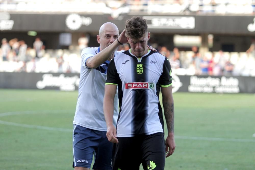 Los jugadores del FC Cartagena, tristes tras el partido que les deja sin ascenso