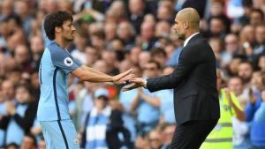 Guardiola felicita a Silva durante un partido del Manchester City en la Premier.