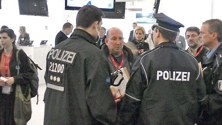 Tres policías hablando con tres ecologistas: a esto se le llamó en Mallorca &quot;cordón policial&quot;, para evitar una &quot;movilización violenta&quot; que ni existió ni se planeó.