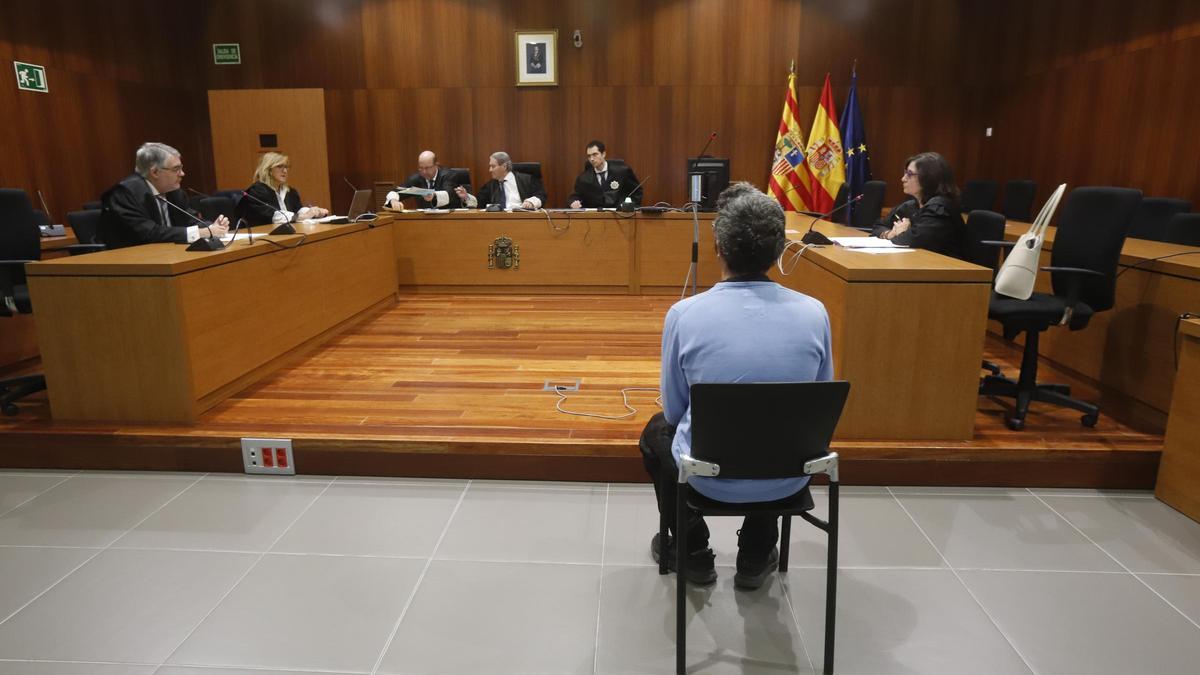 Alfredo A. T., ayer, en el banquillo de los acusados de la Audiencia Provincial de Zaragoza.
