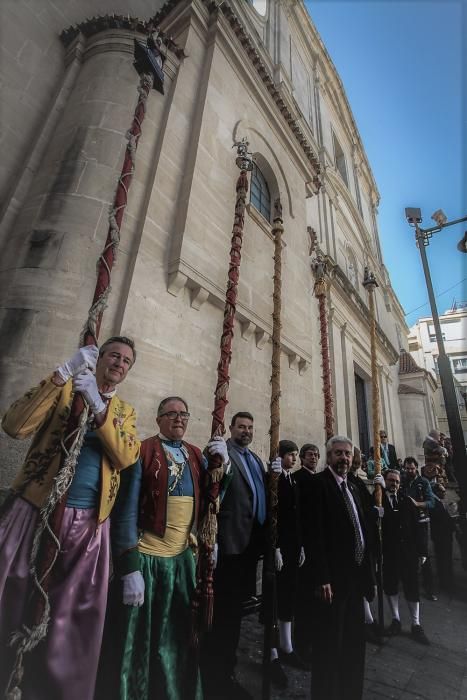 La procesión de la reliquia es uno de los actos que más agradan a los alcoyanos en el día dedicado al patrón San Jorge.