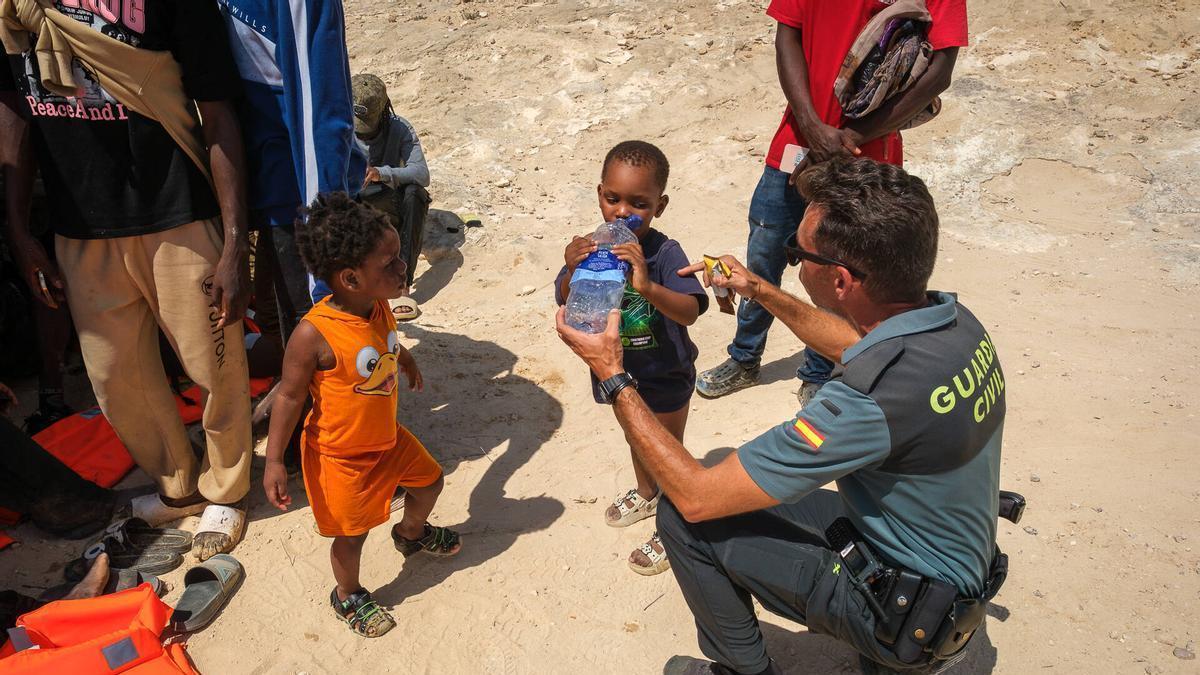 Dos niños de tres años llegan a Formentera después de tres días en altamar