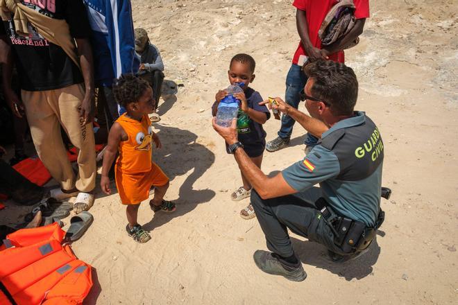 Dos niños de tres años llegan a Formentera después de tres días en altamar
