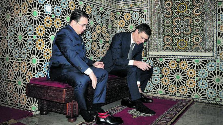El ministro de Exteriores y el presidente del Gobierno se descanzan al entrar en el Mausoleo de Mohamed V. | | EUROPA PRESS/D.ZORRAKIN