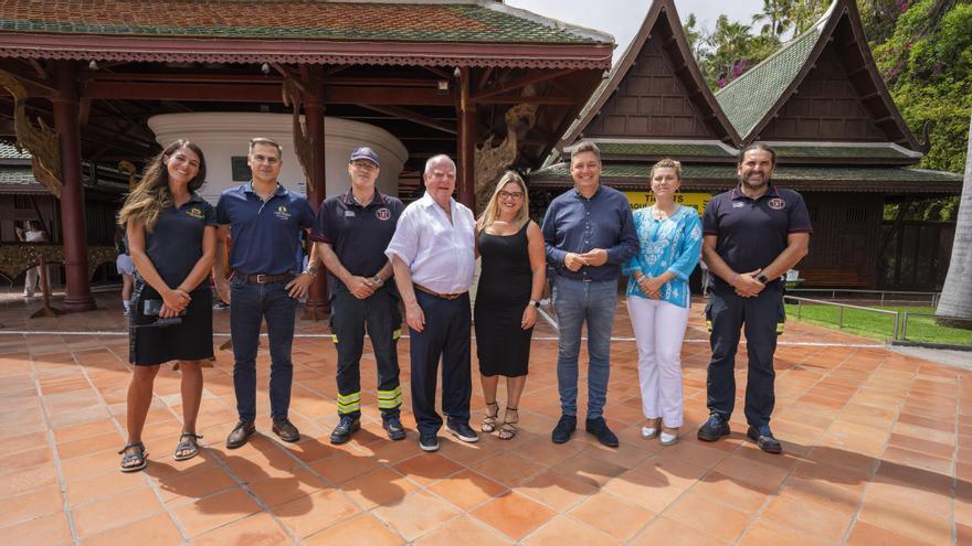 Bomberos de Tenerife dona material a Loro Parque