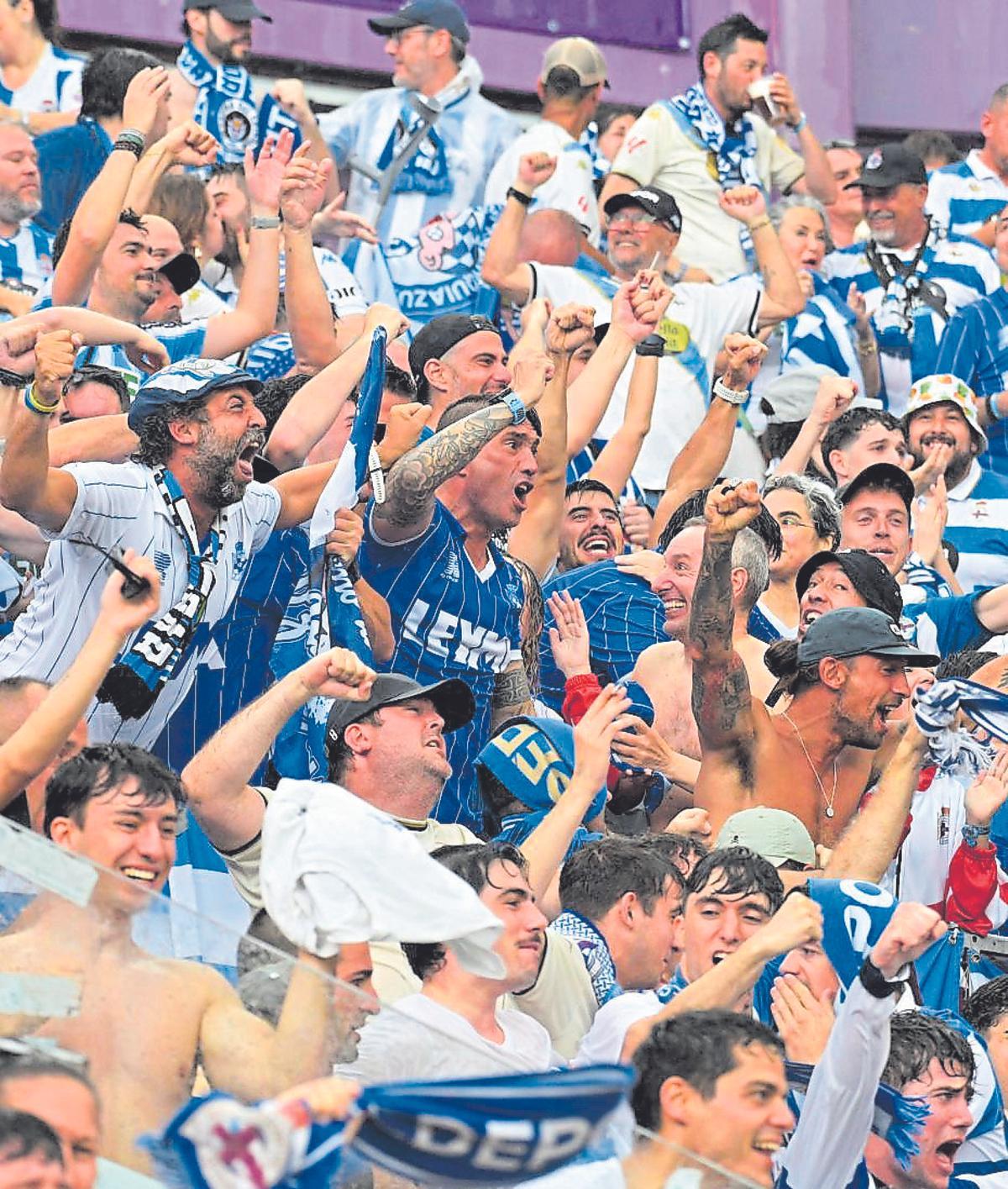 Celebración del ascenso sobre el césped.