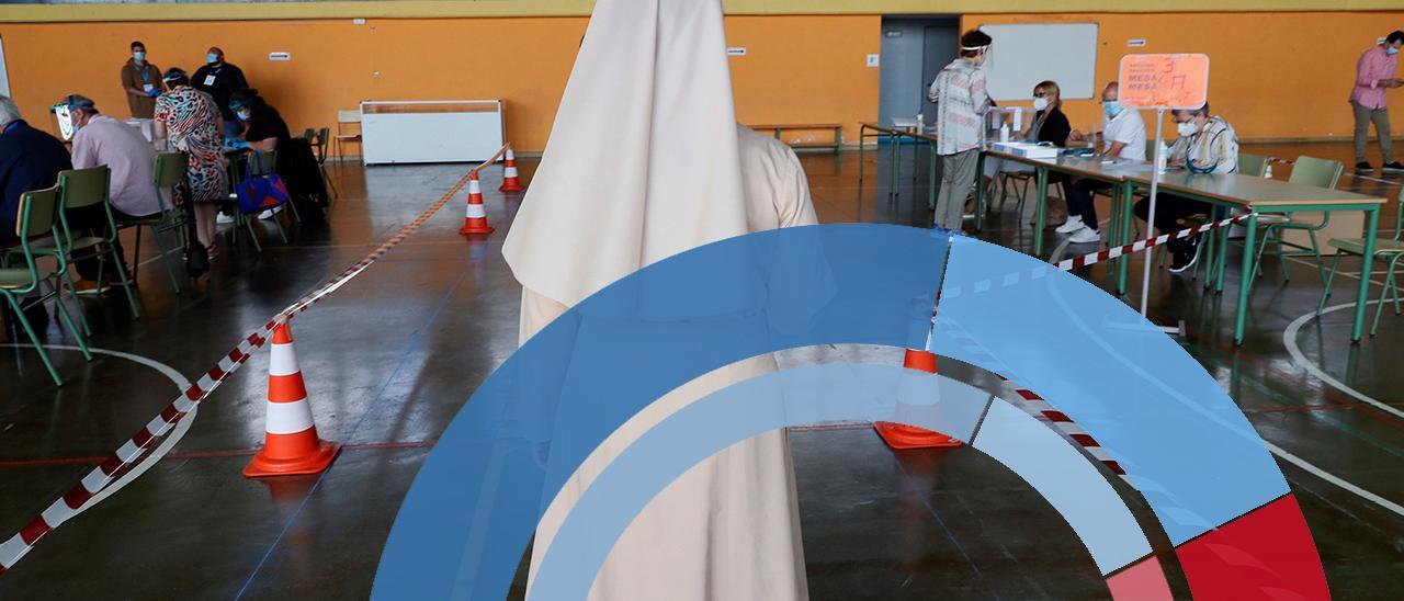 Una monja se dispone a votar en un colegio de Lugo en una imagen de archivo