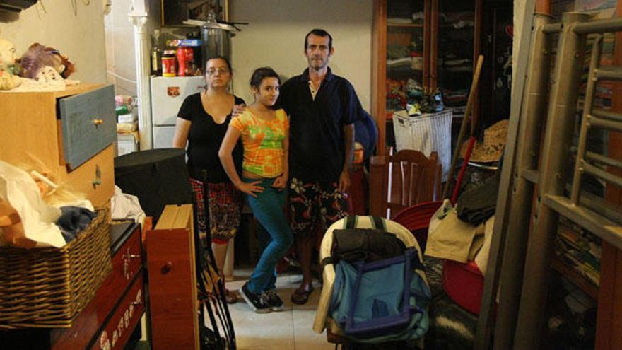 La familia Delgado Rodríguez, en el interior de su vivienda.