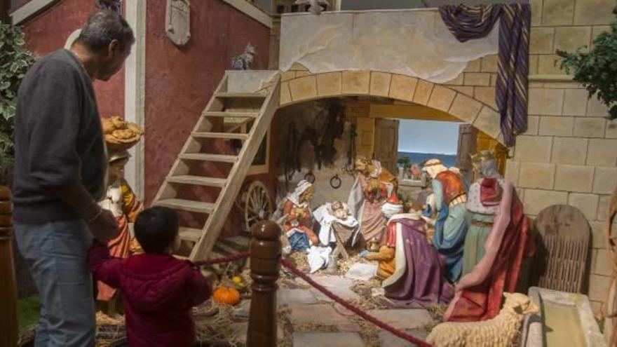 Un padre visita con su hijo la exposición de belenes que instaló durante la pasada Navidad la Diputación en el Palacio Provincial.