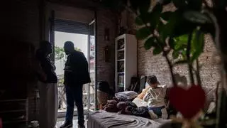 Casi la mitad de la población solo puede cubrir sus necesidades básicas, según un estudio