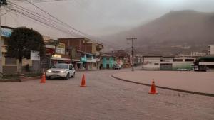 Lluvia de cinza del volcán Sangay en Ecuador.