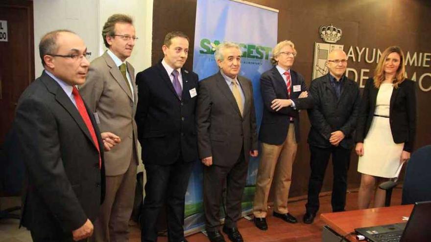 Desde la izquierda: Javier A. Ferrero, Luis Gallego, Fernando García, Manuel Conde, Juan Manuel Arnaiz, Santiago de Castro y Miriam Sánchez.