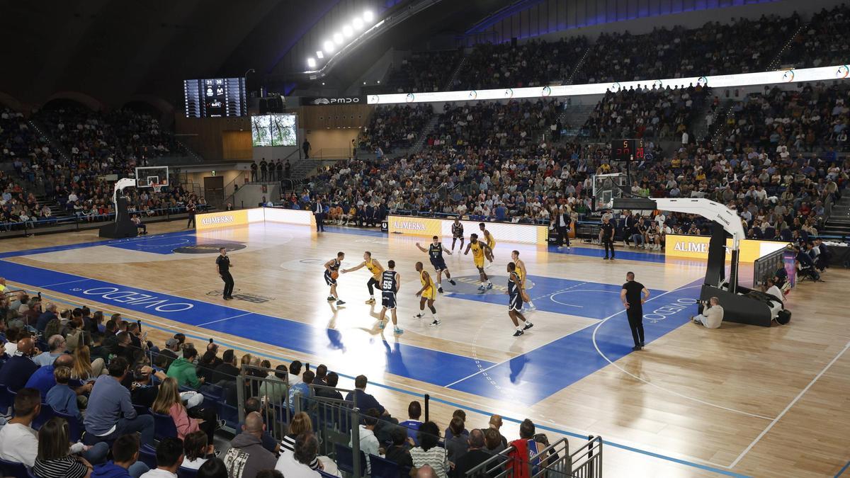 El Palacio de los Deportes de Oviedo lleno para ver al Alimerka Oviedo Baloncesto.
