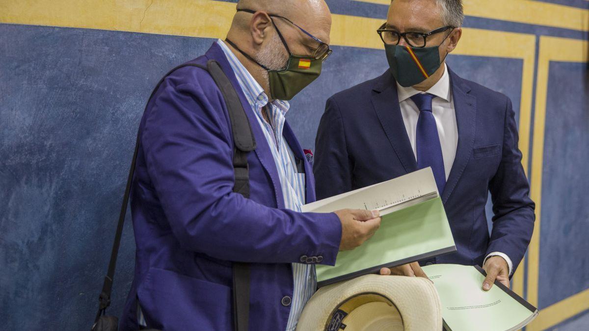 Alejandro Hernández y Manuel Gavira en el Parlamento andaluz.