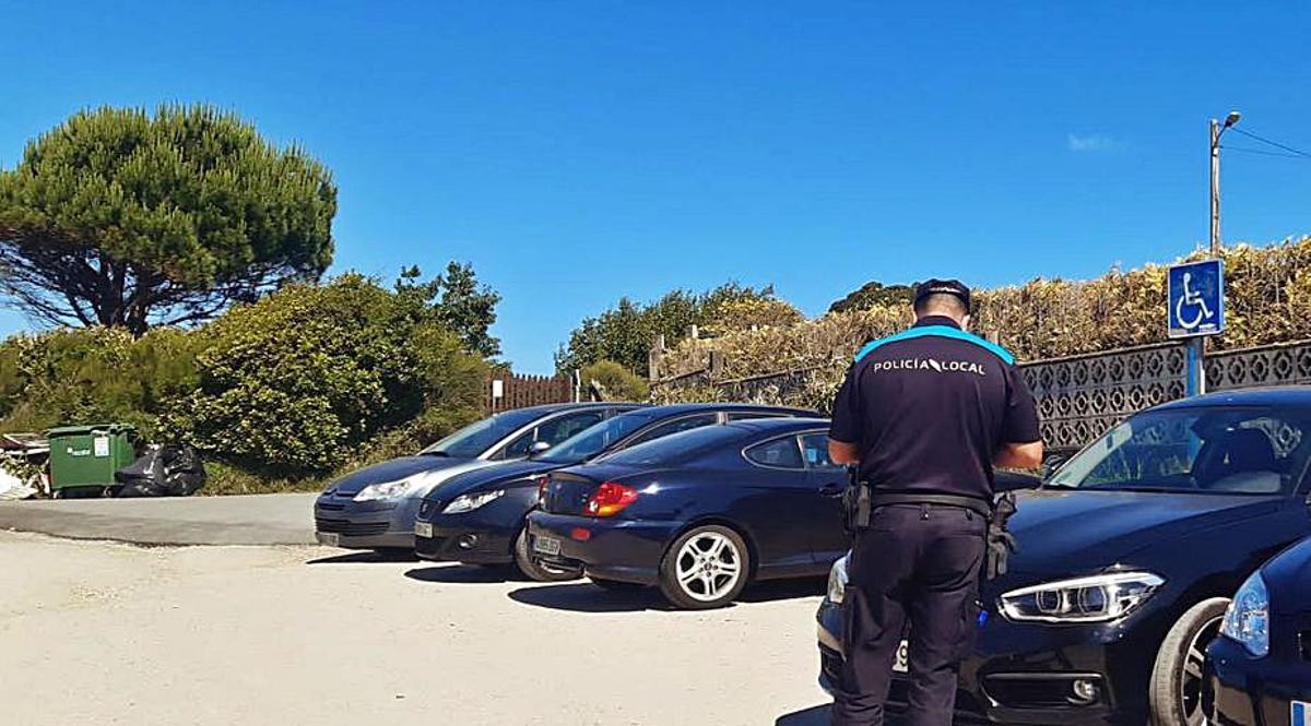 Nueva pintada en la excolegiata de Cangas, donde se está restaurando la fachada principal.   | // GONZALO NÚÑEZ