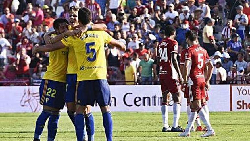 Los jugadores del Cádiz celebran el triunfo en Almería el pasado fin de semana.