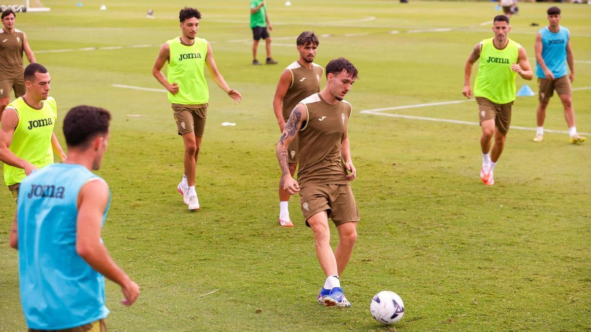 Ibai Sanz, junto a sus compñeros, durante el entrenamiento a puerta abierta del Córdoba CF en la Ciudad Deportiva.