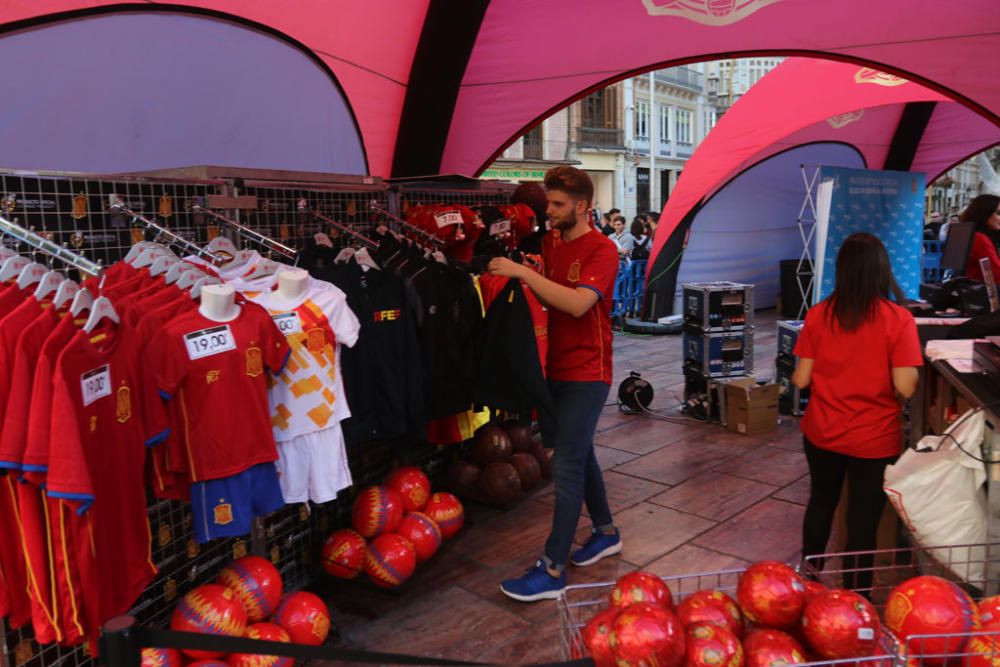 Cientos de aficionados hacen cola durante todo el jueves para fotografiarse con los trofeos de La Roja