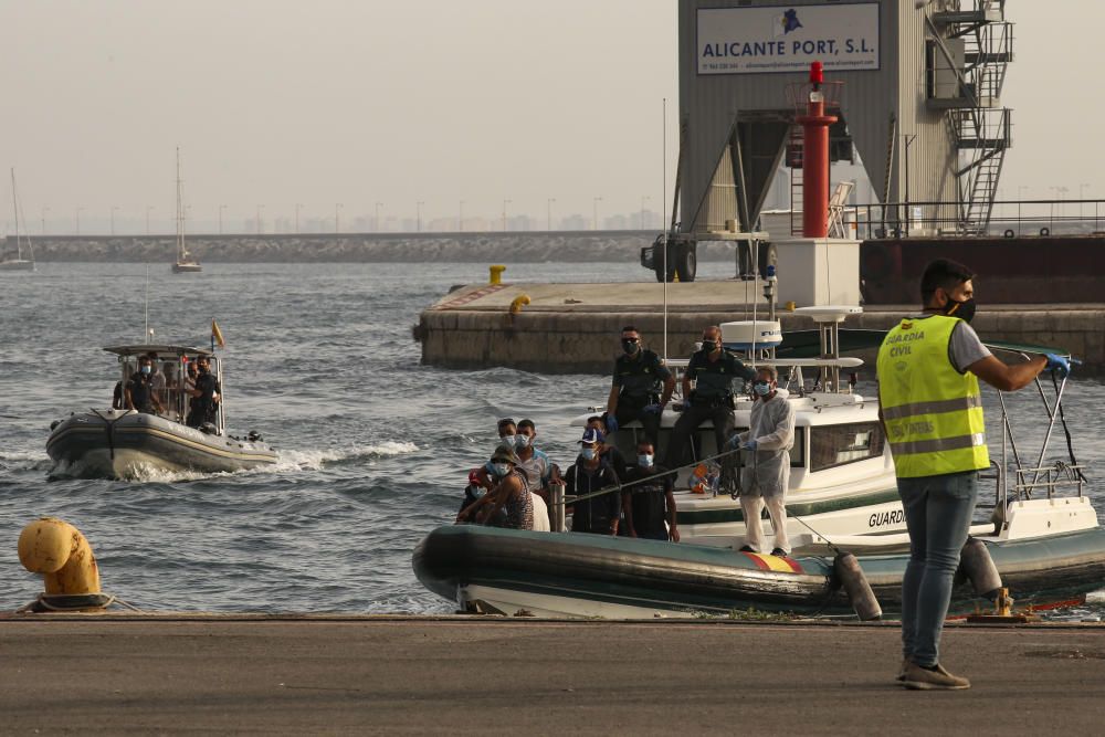 Una patera con unos nueve inmigrantes llega a Tabarca