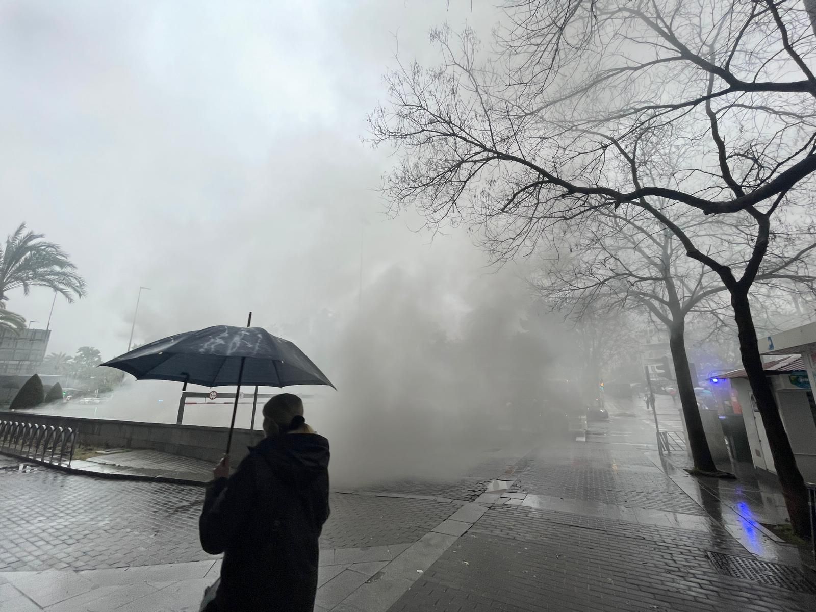 Humo procedente del interior del aparcamiento subterráneo de la Victoria..jpeg