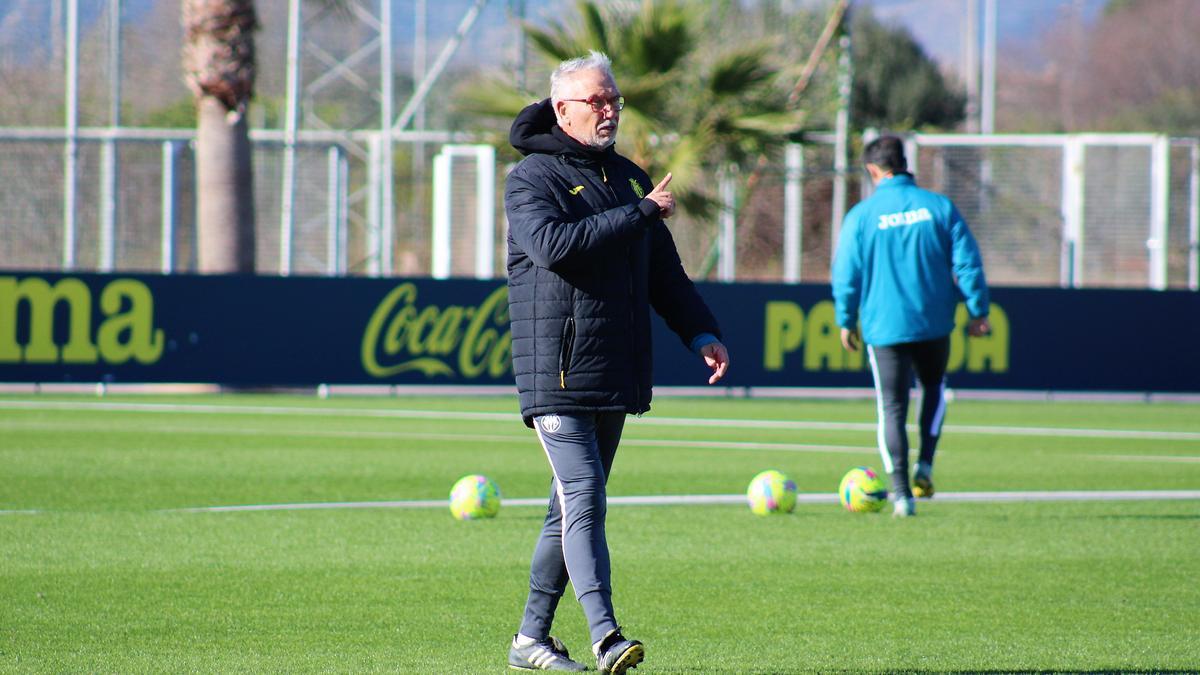 Miguel Álvarez, entrenador del Villarreal B, durante un entrenamiento.