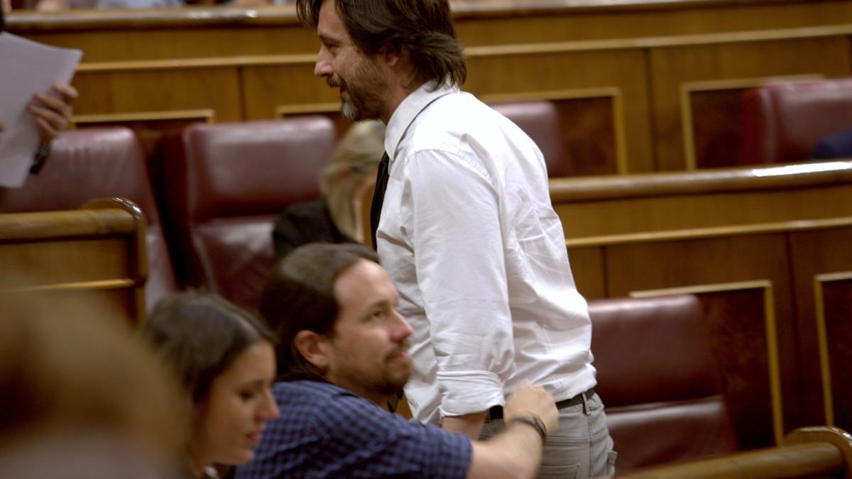 Pablo Iglesias y Rafael Mayoral, en el Congreso.