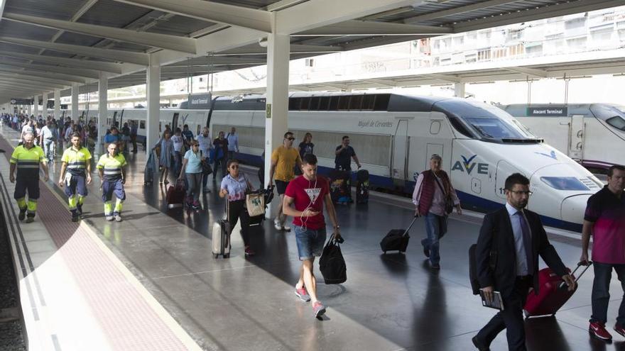 Renfe y Correos firman un acuerdo para la venta de billetes del AVE en las oficinas postales